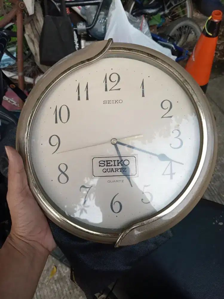 Jam dinding seiko