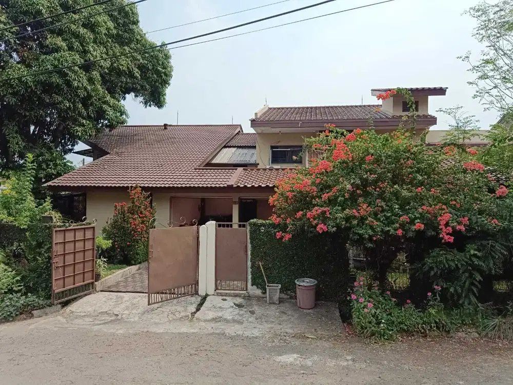 DIJUAL RUMAH CANTIK DENGAN TAMAN DI KAWASAN CINERE