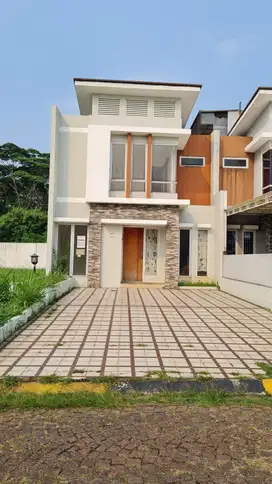 Rumah bagus murah 2lantai di modernland