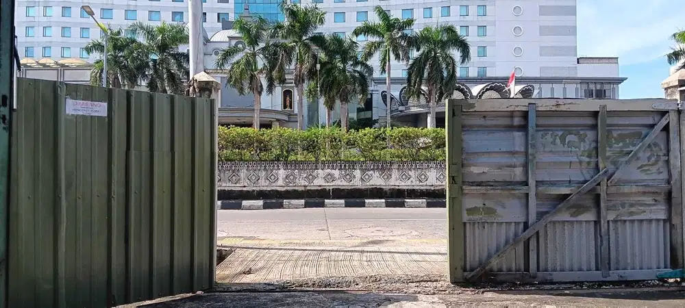 Dijual tanah + bangunan dibawah NJOP di jalan Angkasa Gunung Sahari Ja