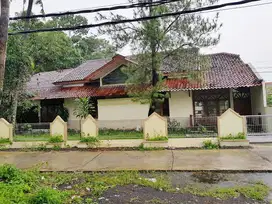 Rumah Luas Jalan kaliurang banteng dalam Kompleks