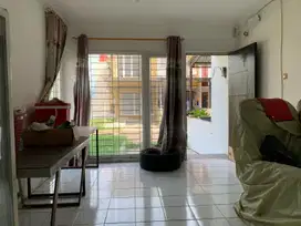 Dijual rumah posisi hoek di golden palm residence