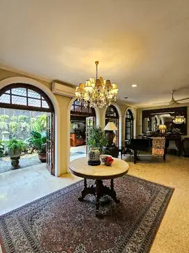 RUMAH CANTIK GAYA CLASSIC & ASRI DI KEMANG SELATAN JAKSEL