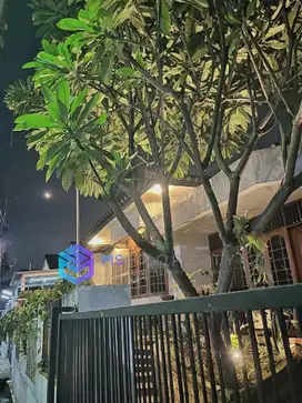 SEMIFURNISHED  RUMAH SIAP HUNI DALAM KOMPLEK DEKAT BPK PENABUR
