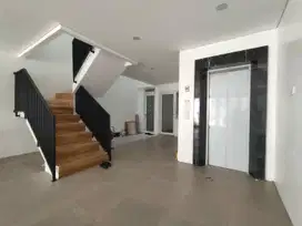 Rumah Baru 3 lantai,lantai Furnish.ada lift dan kolam renang,dekat Mall Aeon dan Exit Toll sentul City.