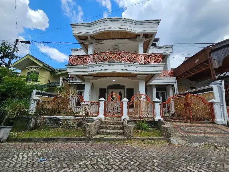 rumah cantik minimalis 2.5 lantaii dan siap huni di BB