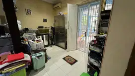 Dijual Rumah 3 lantai sudah renovasi di city resort residence