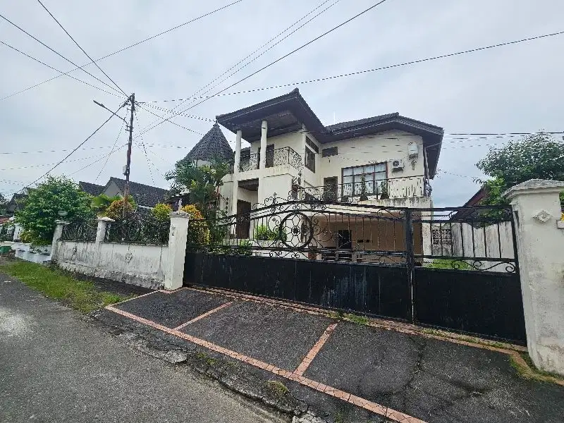 rumah besar dengan tanah yang luas  cocok untuk kantor atau hunian