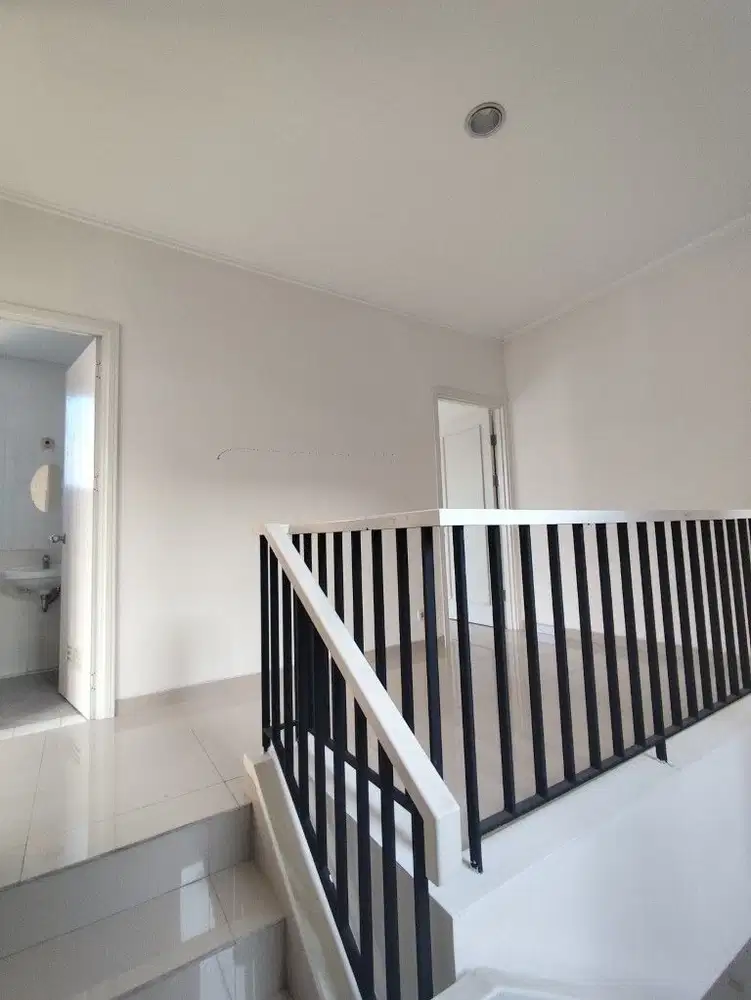 Rumah Cantik di Helios Suvarna Sutera Tangerang 1K90005N