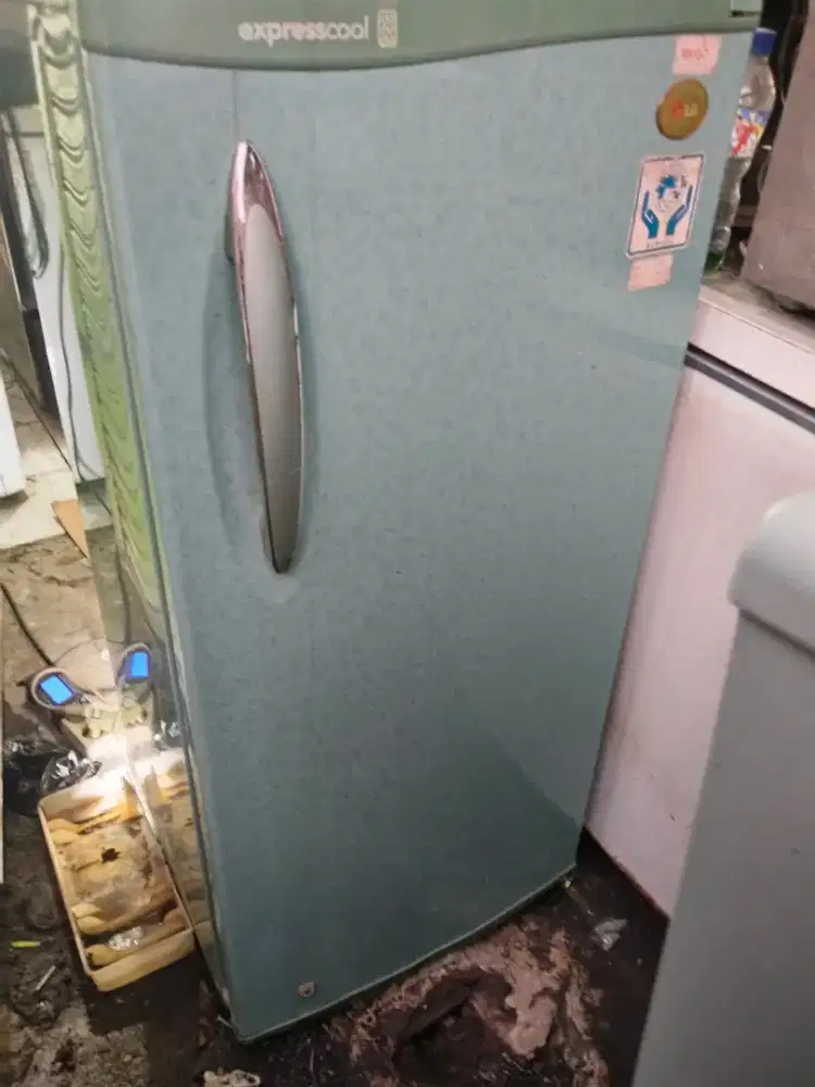 Kulkas LG 1pintu kondisi normal dingin beku siap pakai