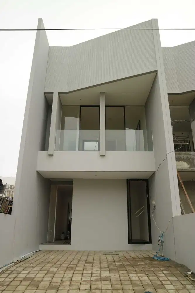 Rumah Dian Istana Wiyung New gress Modern Kualitas Bangunan Bagus