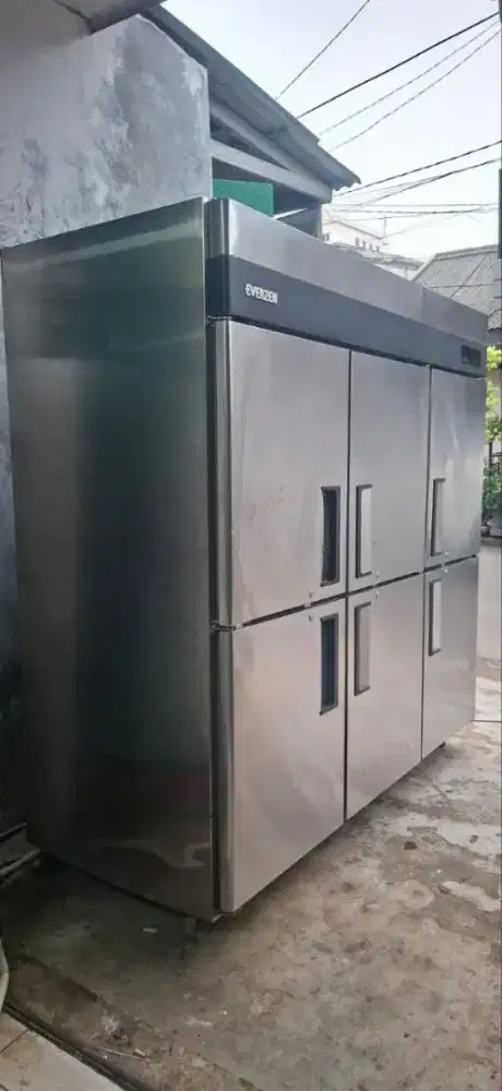 Upright Chiller 6 Pintu
Minus Digital Mati
Kondisi Normal, Mesin Ori