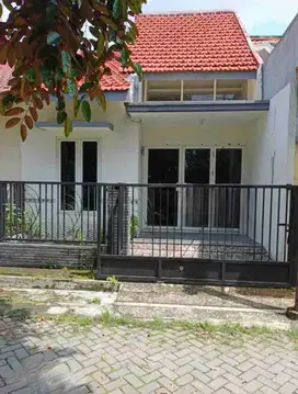 Di Jual murah (1) Rumah siap huni di Kebraon Surabaya