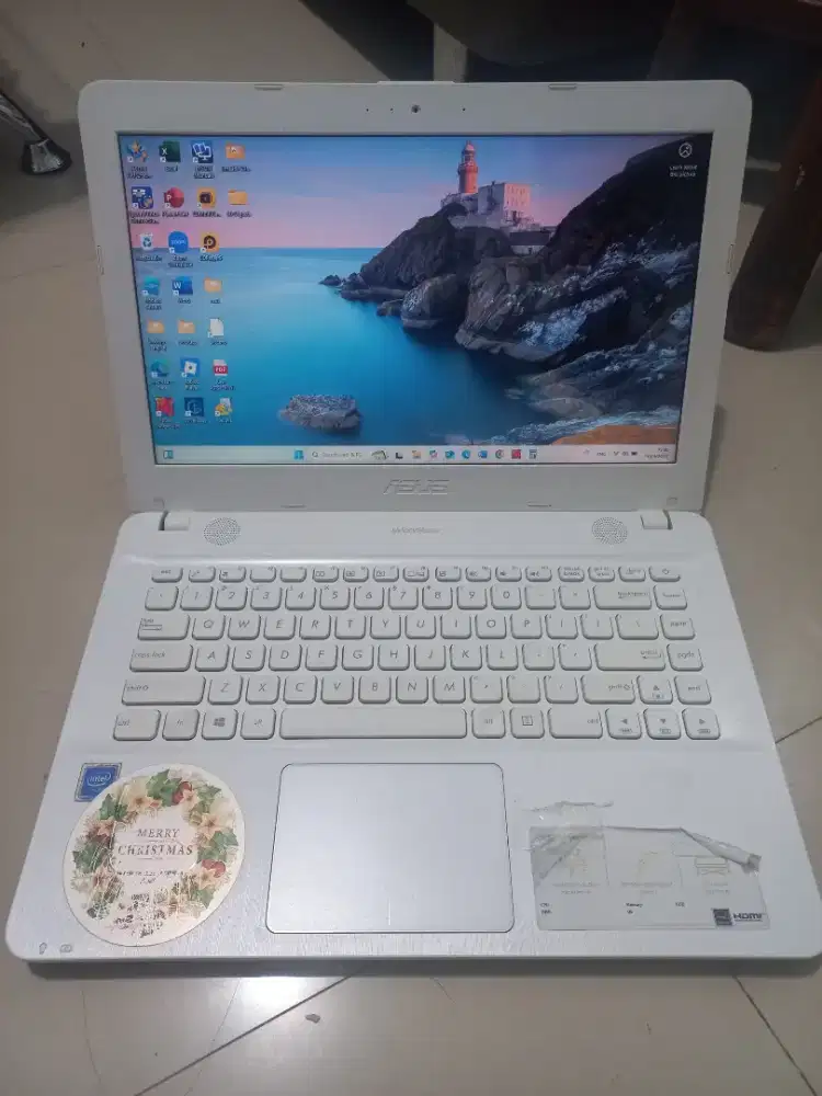 Asus X441M warna putih