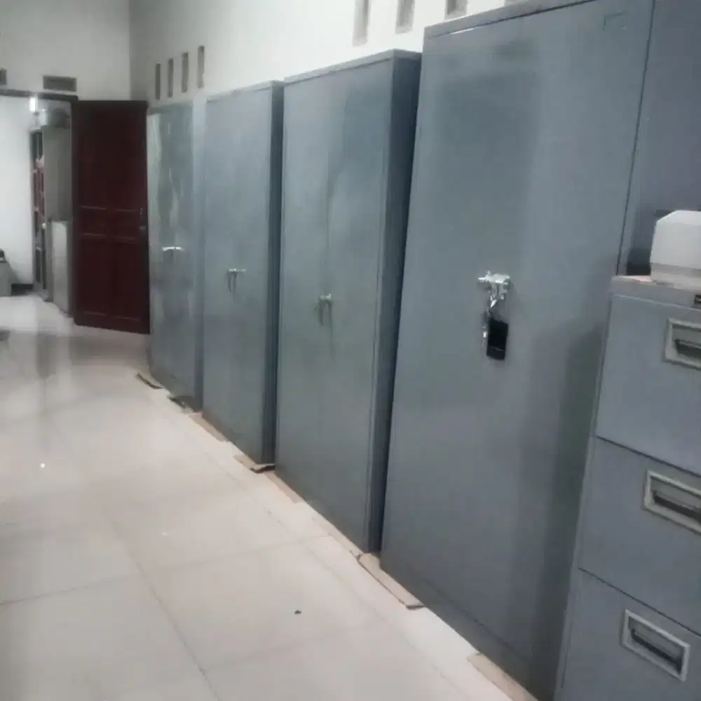 Filing cabinet  dan Lemari plat besi dijual      Hrg  700 rb