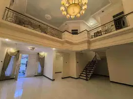 Dijual Rumah di Sutorejo, 210m2, 2 lantai, SHM, Kondisi Bagus, Nyaman, dan Terawat
