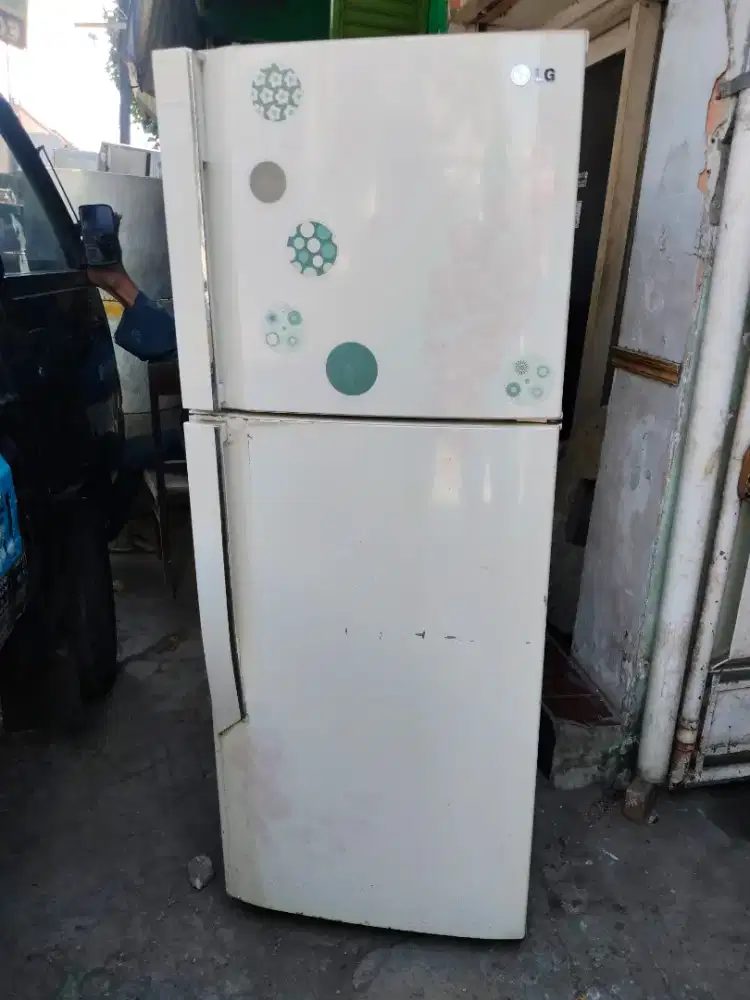 Kulkas LG 2 pintu normal dingin beku siap pakai