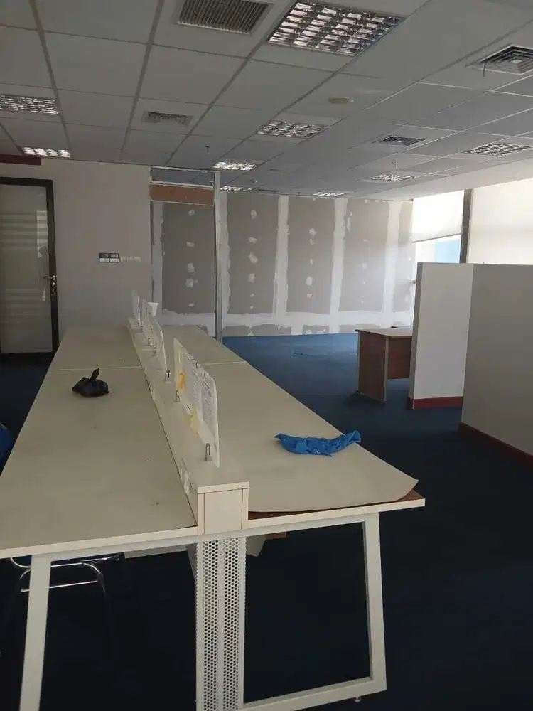 SEWA KANTOR DI JAKARTA PUSAT KEMAYORAN 138M2 PARTISI 100K NEGO