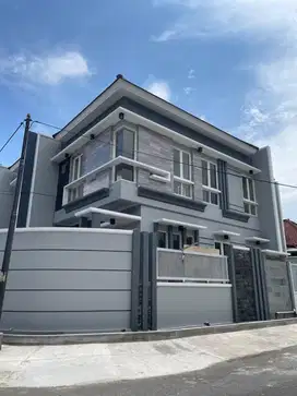 Rumah Row Jalan 3 Mobil Nginden Intan Timur Surabaya