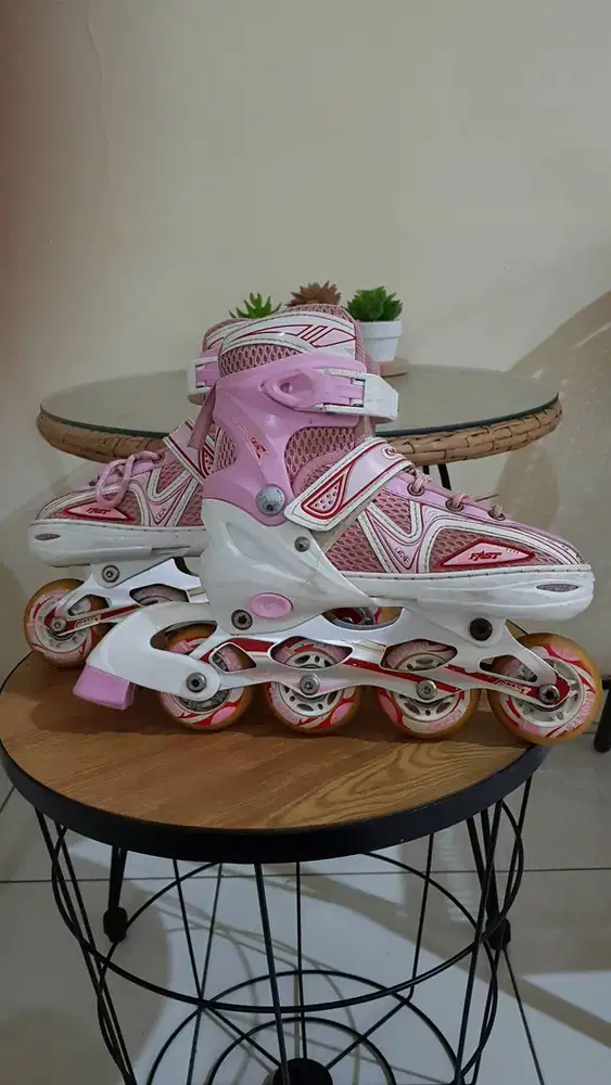 Sepatu Roda merk Kinetik (Ace Hardware)