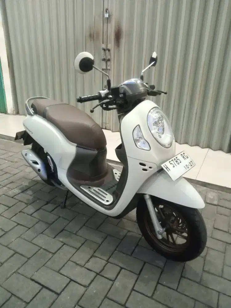 Scoopy prestige putih 2022