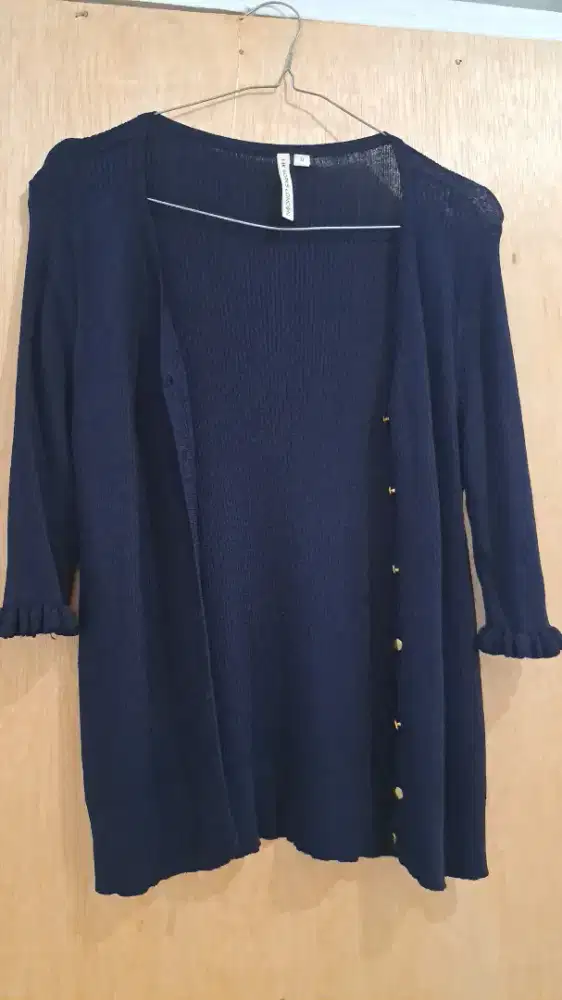 Cardigan rajut kancing hidup