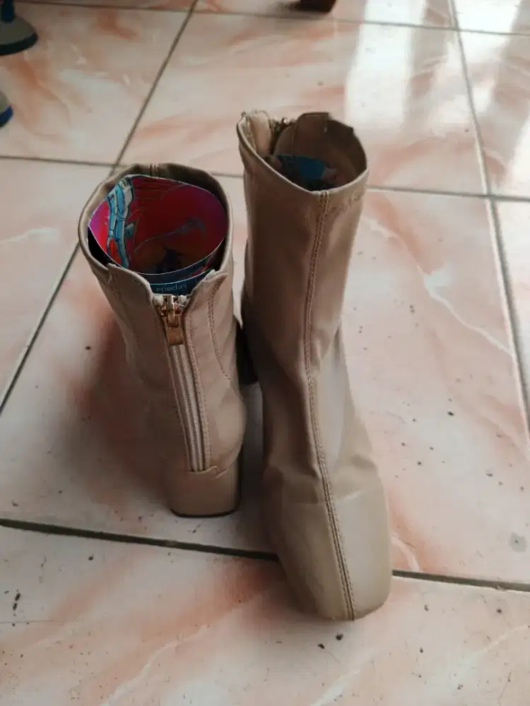 Sepatu boots wanita