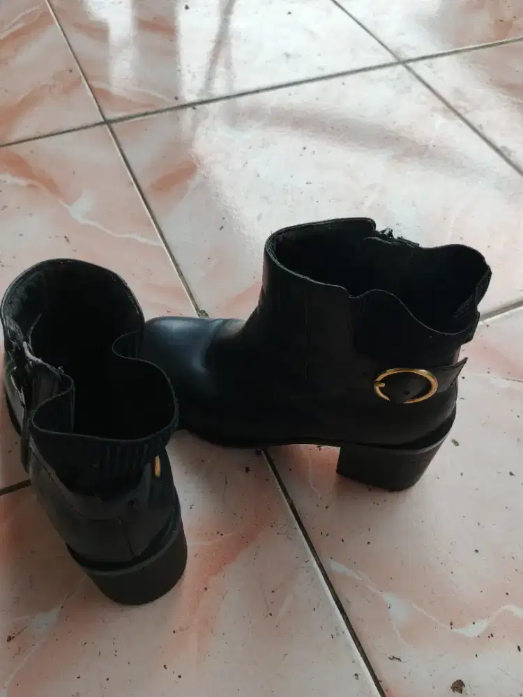 Sepatu boots wanita