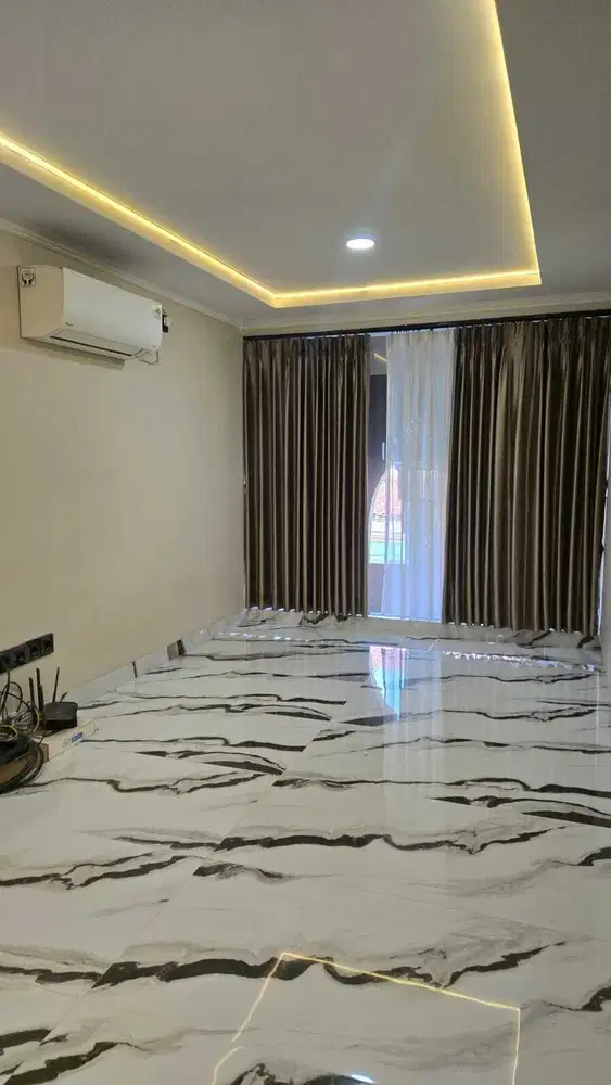 Disewakan Rumah Baru 3 Lantai di BCS – 6x15, Timur, 4+1 KT, 100 Juta/T