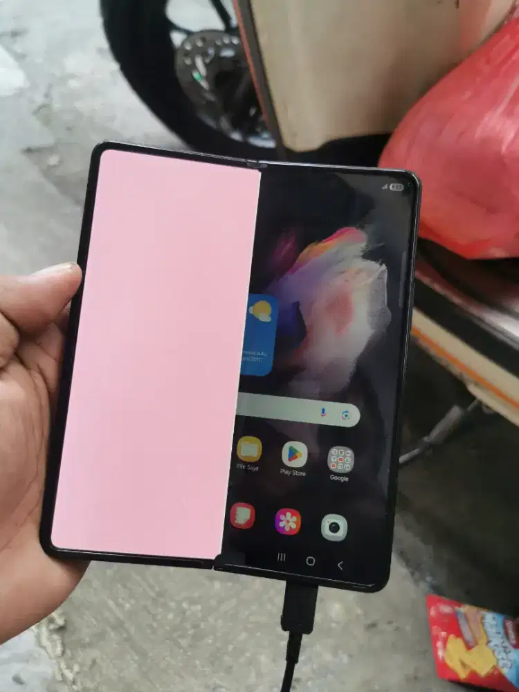 Samsung Z Fold 3 inter minus LCD