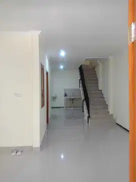 Dijual Rumah 2 lantai siap huni sudah renovasi di kalideres