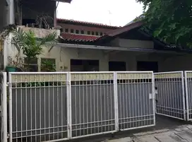 Rumah 2,5Lt 10x20 200m2 4+1KT SHM di Jl Nurdin Grogol Petamburan