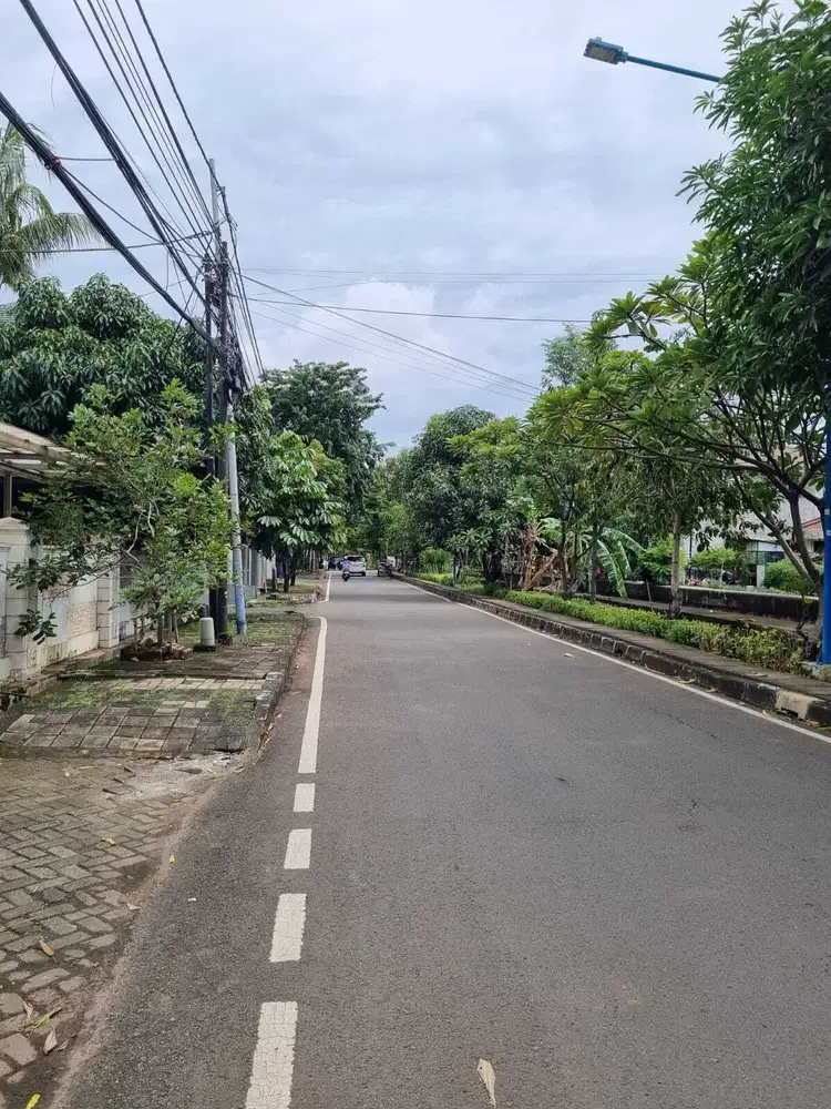 Rumah tua terawat strategis di Cempaka Putih Timur - Jakarta Pusat