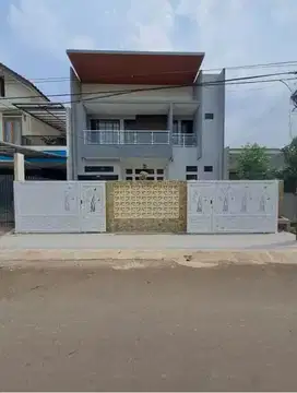 Rumah Mewah brandnew dengan Kolam Renang di Griya loka, Pusat Kota BSD