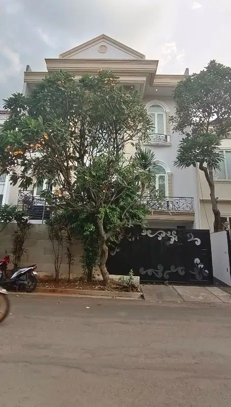Disewakan rumah mewah klasik modern Bukit Gading Mediterania