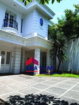 Rumah Mewah 2 lantai, sudut, Klasik Moderen di Lebak Bulus, Jaksel