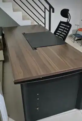 Meja Direktur atau Manajer