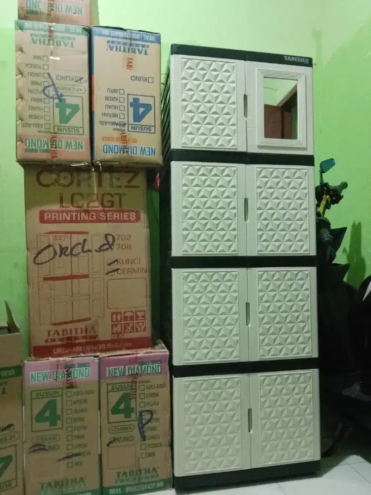 Kamari baju plastik 4 susun kaca