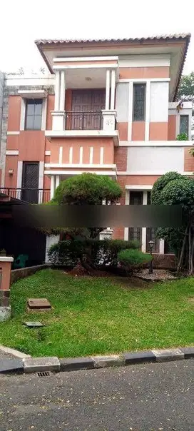 Rumah sewa 2 lantai. Futnished. Ada pintu belakang Asri banyak taman