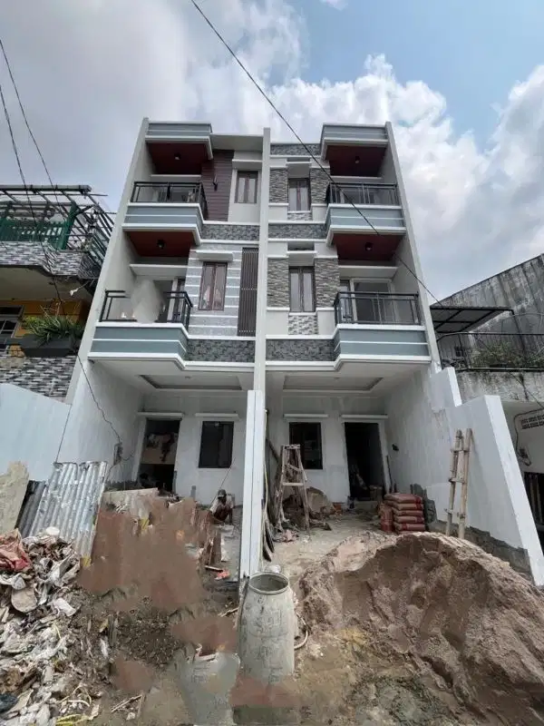 RUMAH BARU TOMANG 3 LANTAI SIAP DIHUNI SEBELUM LEBARAN