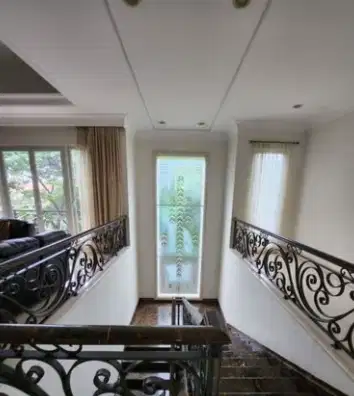 Rumah Cantik Style Classic di GRAHA FAMILY, Siap Huni Harga Miring
