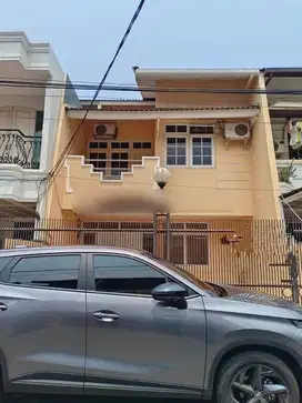 Rumah 2 lantai di dalam komplek Sumarecon