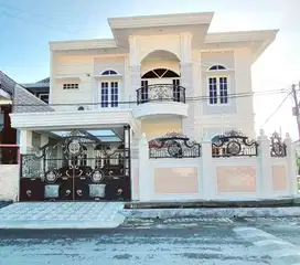 Rumah Hook Manyar Bangunan Baru Row Jalan Lebar, Rumah Siap Huni