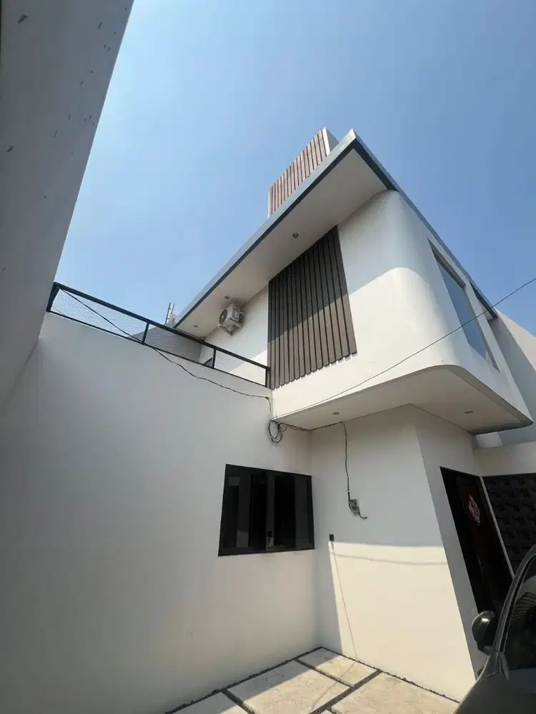 Dijual rumah 3 lantai hoek di Kavling DKI Meruya Jakarta Barat