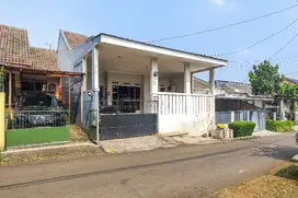 Rumah bagus  hadap taman di jalan utama taman Pajajaran Bogor