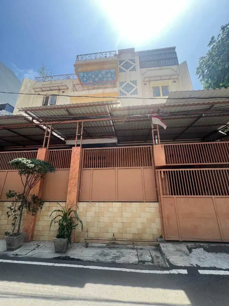 Dijual rumah 3,5 lantai di komplek Bungur Gunung Sahari Jakarta Pusat