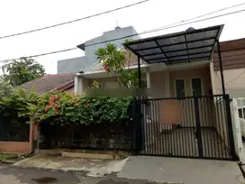 Rumah sudah tinggi dari jalan. Semi Furnished