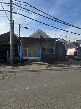 Rumah strategis hitung tanah pinggir jalan di keprabon banjarsari solo