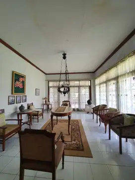 Rumah mainroad Sariwangi (hook) cocok untuk ruang usaha di Bandung