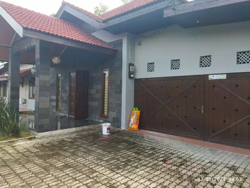 rumah besar dan cantik dengan halaman luas dipupuk